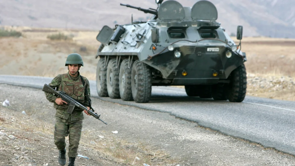 Turkisk militär i närheten av den irakiska gränsen. Arkivbild.