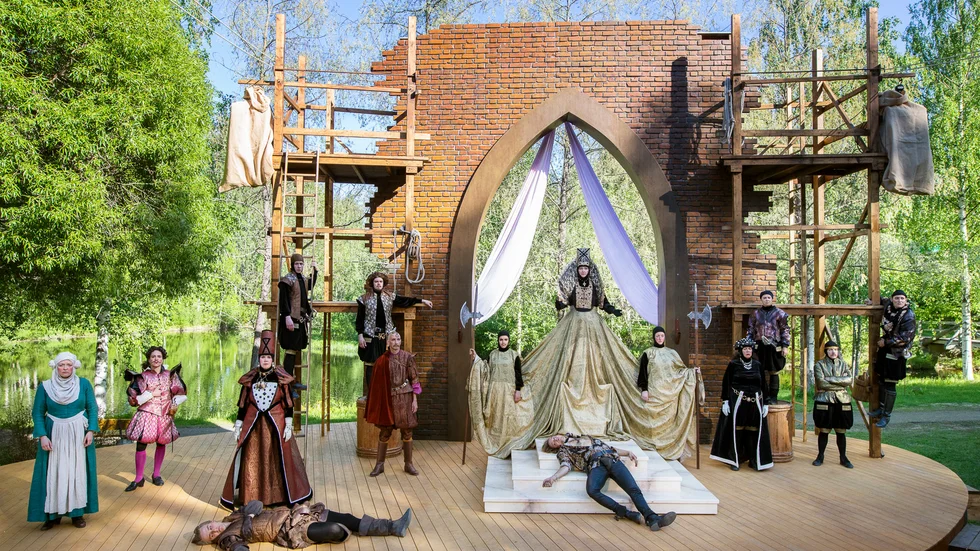 Västerbottensteatern, liksom Norrbottensteatern, är en av få teatrar som i år spelar sommarteater. Västerbottensteatern spelar "Romeo och Julia" utomhus i Medelforsparken i Skellefteå.