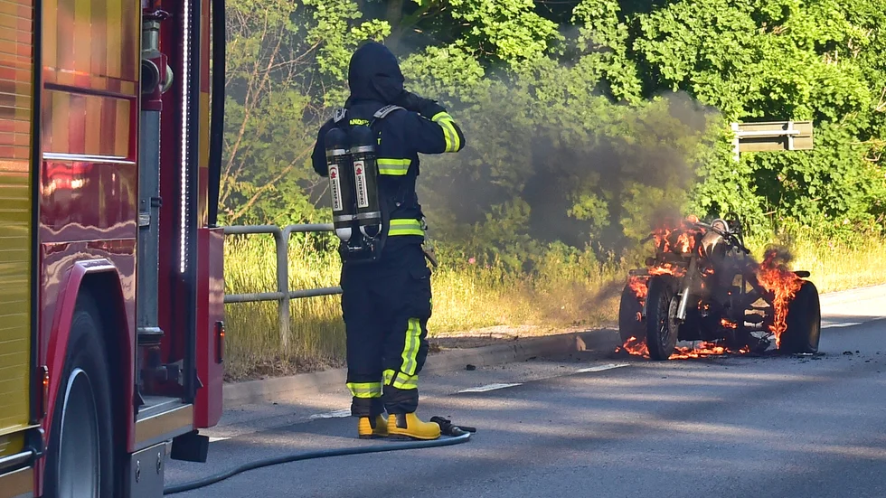 Den trehjuliga motorcykeln gick inte att rädda, men föraren klarade sig oskadd.