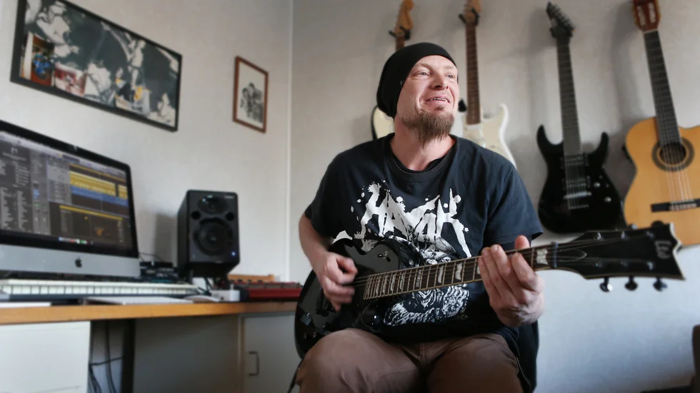 Danjel May lirar i Decadence Incarnate och fungerar därtill som spindeln i nätet på Klubb Chaos.
