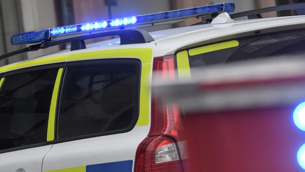 Polisen är på plats med flera patruller på adressen i Ryd. 