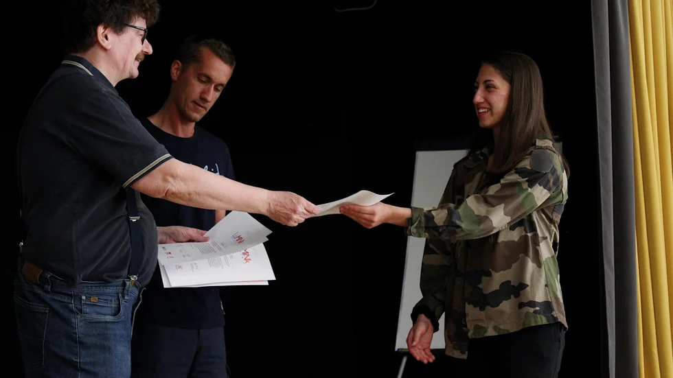 Kommunstyrelsens ordförande Lars Stjernkvist (S) är imponerad över vad studiestödsprojektet Lumink åstadkommit. I juni var han på plats på Klingsborgsskolan och delade ut stipendier till medverkande elever.