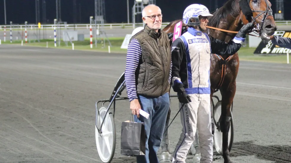 Fred Gustafsson i segerposé tillsammans med Magnus A Djuse och pleasure For Cash.