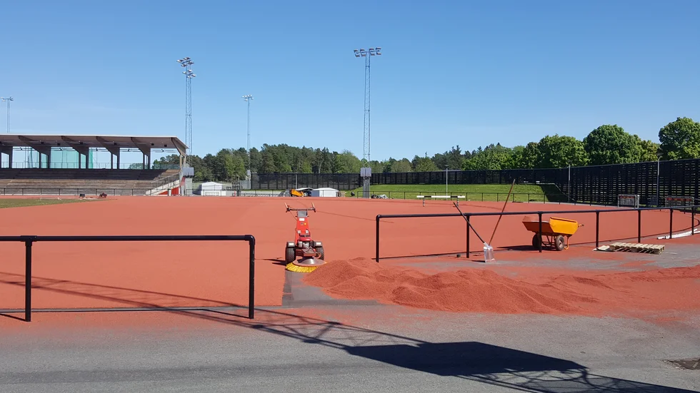 Uppsala friidrottsarena har fått ny syntetbeläggning. Ytskiktet som lades från början var för tunt.