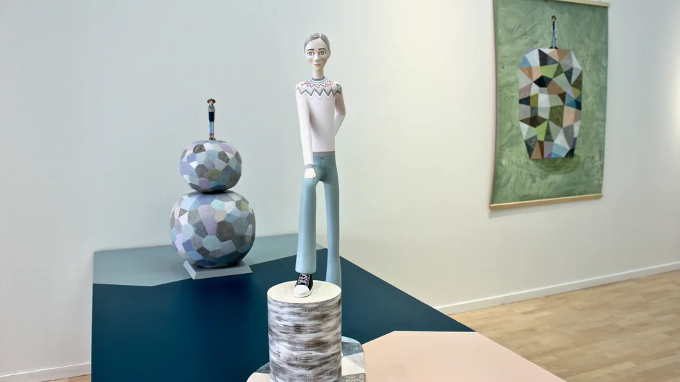 I förgrunden ses skulpturen "Förbindelse" som är gjord av papier mache som slipats och målats. 