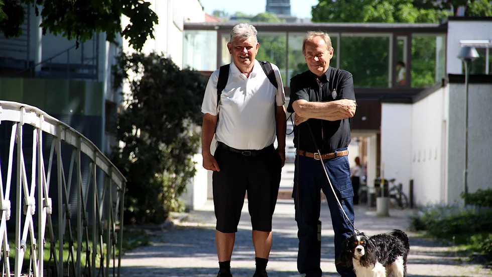 Mångsysslaren Gunnar Brolin och musikern Örjan Englund fick en idé och ordnar Skandinaviens första pay per wiew-spelning i sitt slag, med Mikael Rickfors på scenen.