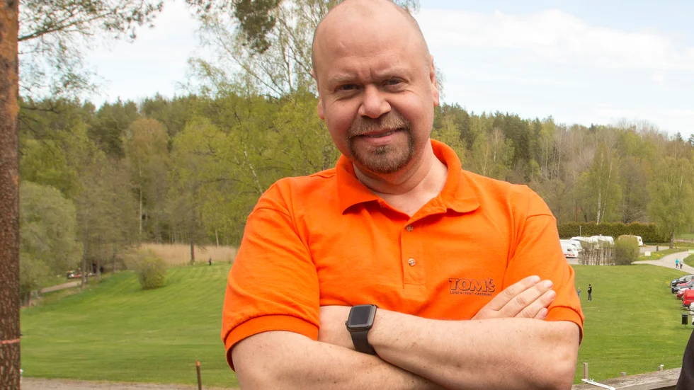 Tom Forsberg driver Tom's restauang vid Malmköpings bad och camping. Restaurangen är välbesökt trots coronatider, men vissa tycker att det är för trångt.
