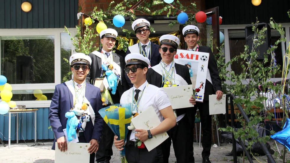 Vännerna har tagit studenten. Längst upp från vänster Sarwar Resay, Asif Hassani, Safiollah Alizadeh. Nedanför från vänster Ali Ahmad Akbari, Khanali Qasimi och Golmad Habibi.