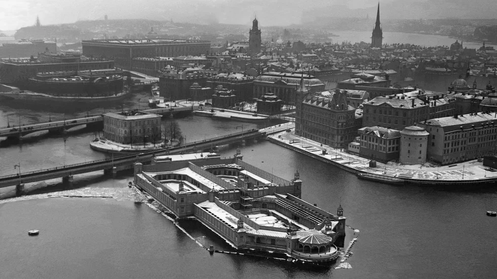 Det flytande kallbadhuset Strömbadet fotograferat från Stadshustornet i början på 1930-talet.