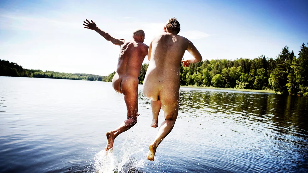 Oavsett om du är en van fribadare eller vill ta din debut i sommar finns det ett flertal nudiststränder du kan besöka med utflyktsavstånd i Sörmlandstrakterna. 