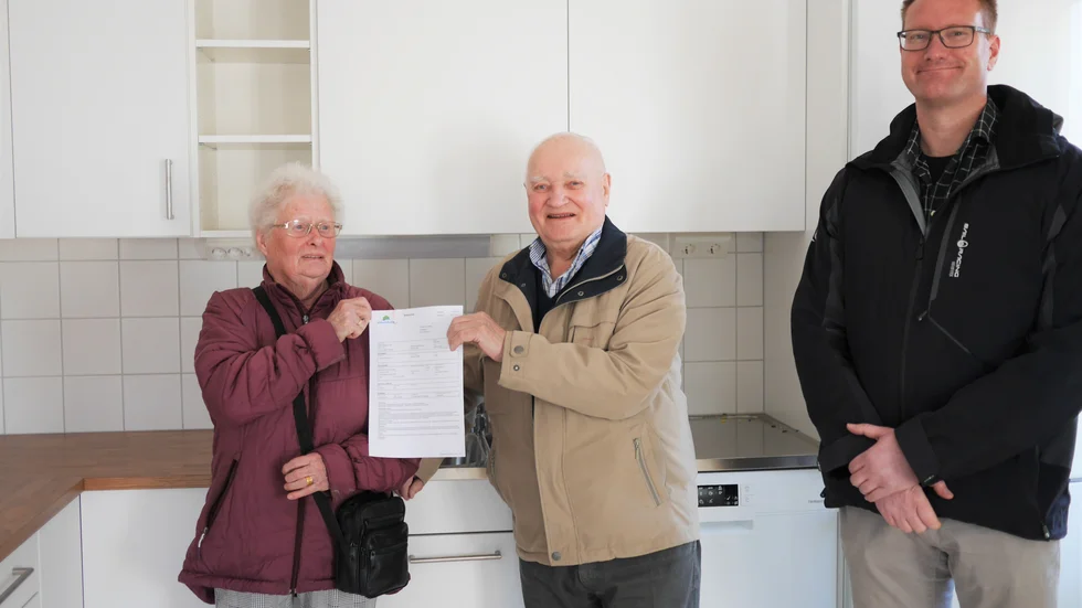 Den första september flyttar Ann och Lennart Schymberg in i sin lägenhet i Skutskärs centrum. Här tillsammans med Håkan Karlsson, vd på Älvkarlebyhus.