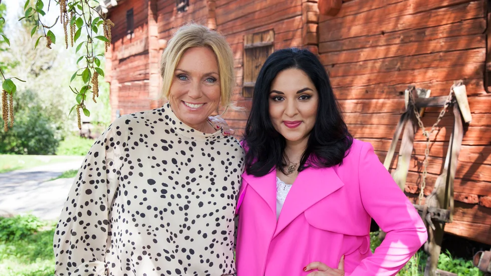 Anne Lundberg och Tara Moshizi leder nationaldagsfirandet i SVT. Pressbild.