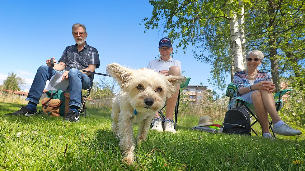 Leif Lindell, med hunden Mira njöt av PRO Hälllbys musikträff vid Kofältet tillsammans med André och systern Lisbeth Sjöström.