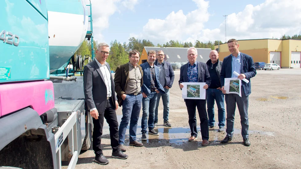 Nöjda företrädare för kommunen och åkeriföretaget Coneco presenterade avtalet om en markbytesaffär. Det här industriområdet vid Åsporten ska nu förvandlas till bostäder och förskola.