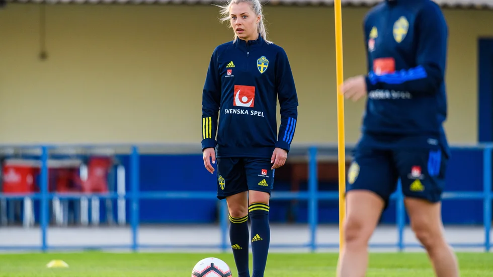 Lotta Ökvist från Piteå har debuterat i landslaget. Hennes klubblag Manchester United ligger fyra i engelska ligan.