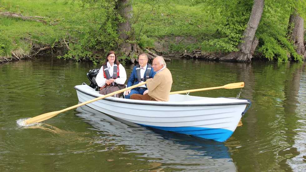 Här inviger Camilla Egberth, Nils-Ingvar Graan och Folke Bergman nysatsningen på Skedevid Kanal i Rimforsa. Enligt AB Kinda Kanal har trafiken här ökat kraftigt under sommaren som gått.