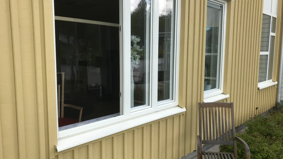 Brukaren får sitta inomhus bakom en plexiglasskärm och möta sina anhöriga genom ett fönster.