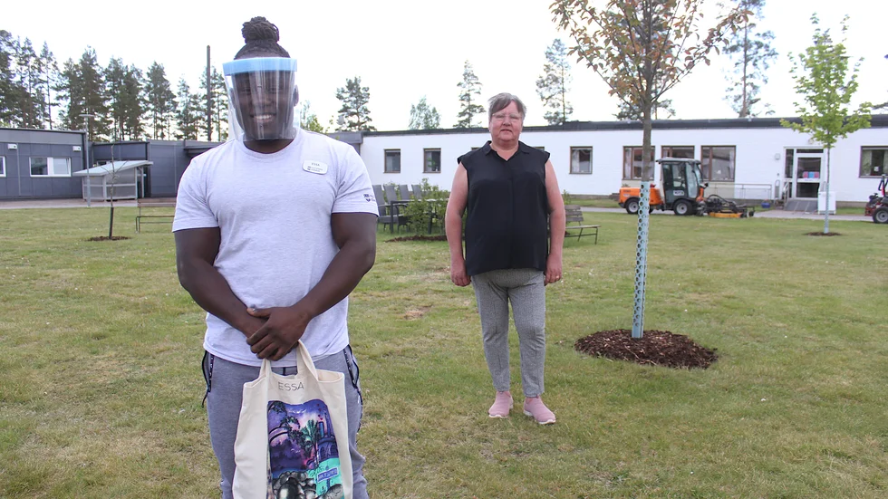 Katarina Dunhage Jakobsson backar upp hemtjänstpersonalen, där ibland Essa Fatty. "Sorgligt att de behöver upplever att de blir uttittade och ifrågasatta när de bär arbetskläder ute", säger hon.