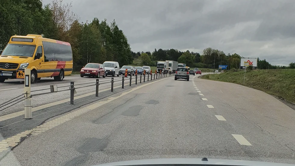 Köerna i måndags morse var drygt 20 minuter långa norr om infarten vid åttatiden på morgonen. På söndag kväll inleds nästa etapp.