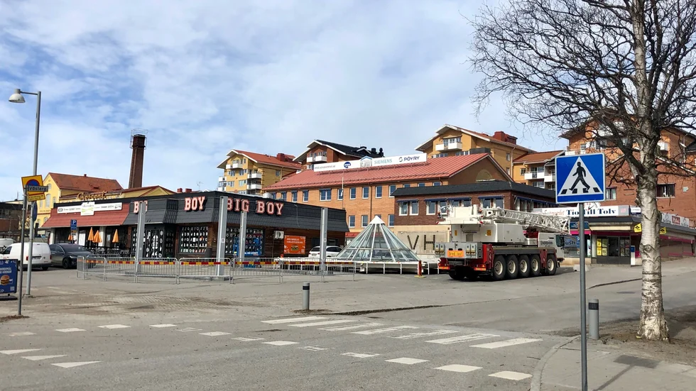 På måndagen var det bara stolpar kvar och inte mycket som vittnade om att det varit en bensinmack på platsen under många år.