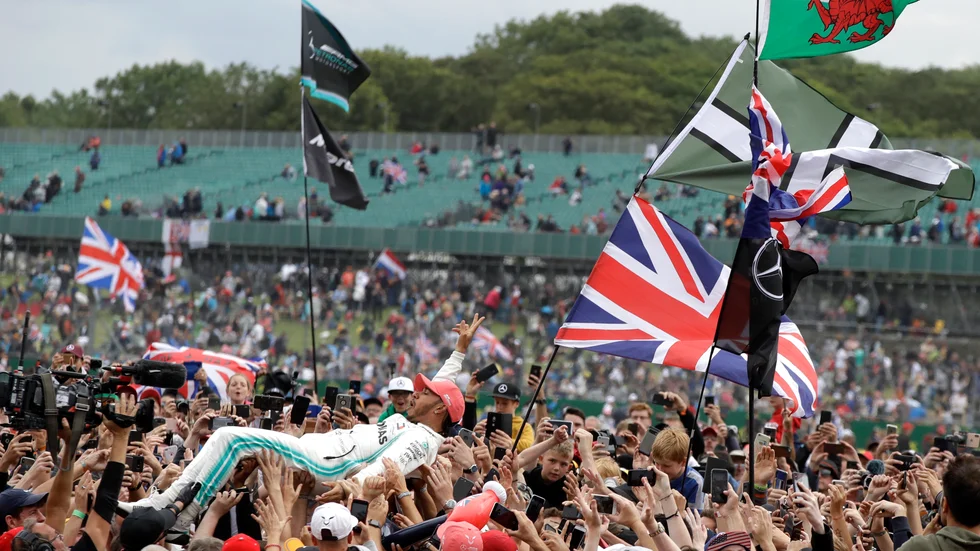 Lewis Hamilton firades efter segern på Silverstone i fjol. I år ska F1-loppet köras där utan publik.