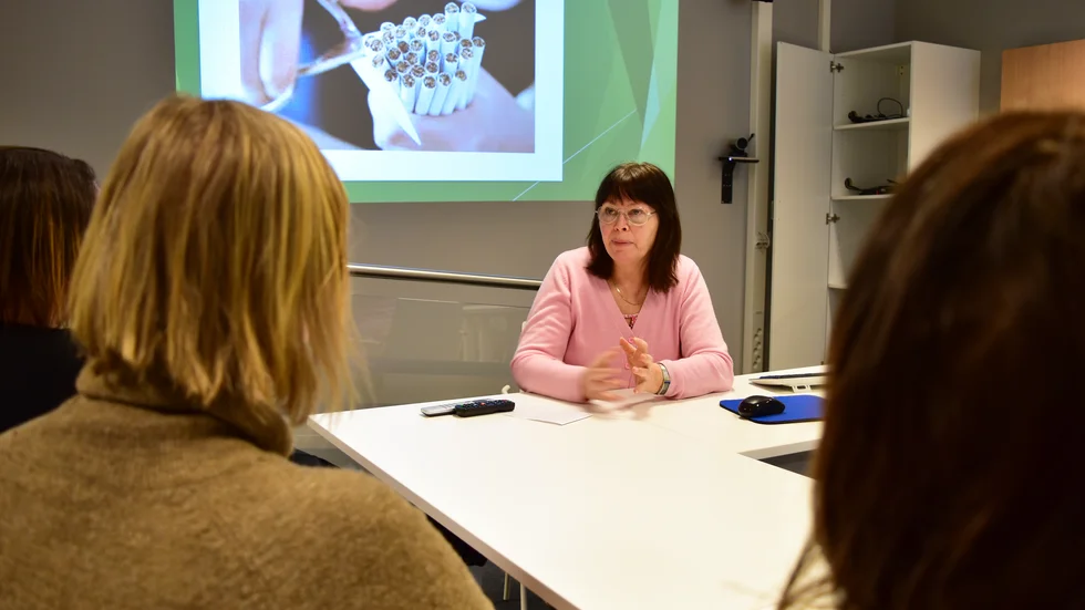 Psykiatrisjuksköterskan Margaretha Lundin arbetar bland annat med tobaksavvänjning i grupp.