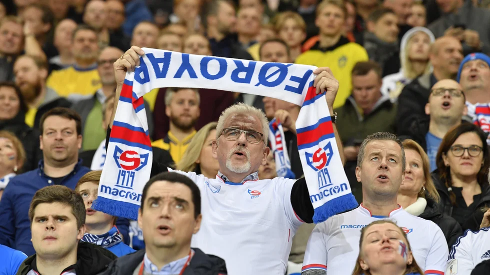 Färöiska supportrar får vänta lite med att gå på fotboll – men matcherna planeras att starta i nästa vecka. Arkivbild.