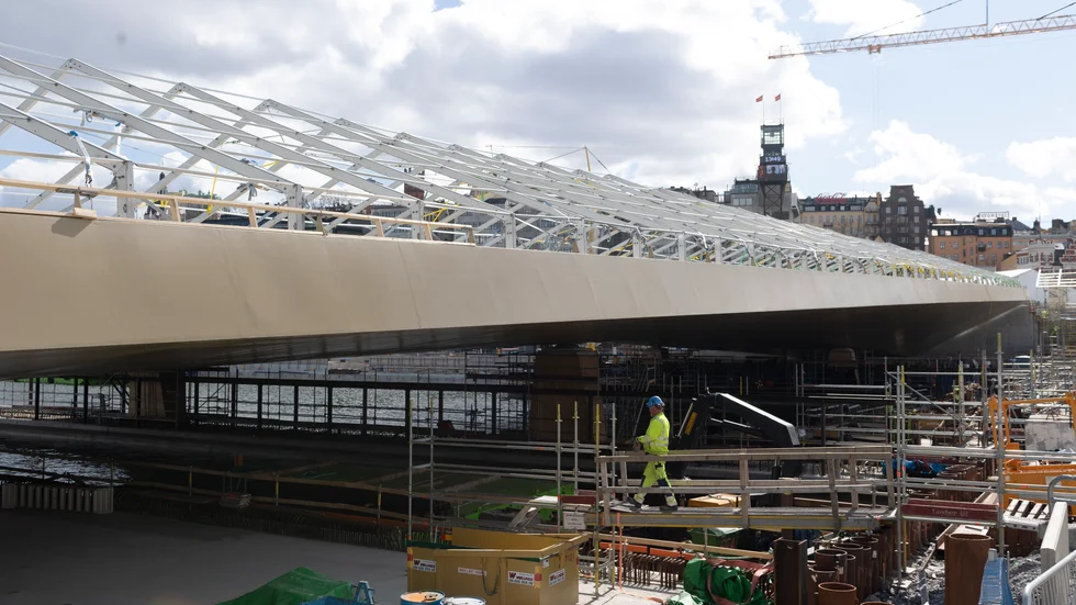 Den över 3 000 ton tunga bron som ska förbinda Södermalm och Gamla stan anlände till Stockholm på båt från Kina den 11 mars. Sedan dess har det arbetats hårt och noggrant för att få in stålkonstruktionen på sin exakta och slutliga plats.