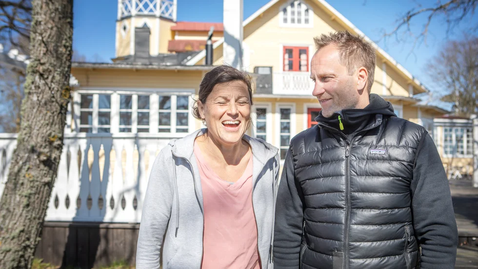 Elin Åderman och Michael Frederiksen träffades när de säsongade i Alperna. På frågan vad som är receptet för att jobba ihop som par svarar de:  "Vi är bra på att dela upp arbetsuppgifterna. I min värld är det jag som gör allt det roliga och du det tråkiga", säger Elin. "Ja, det är ju så", skämtar Michael.
