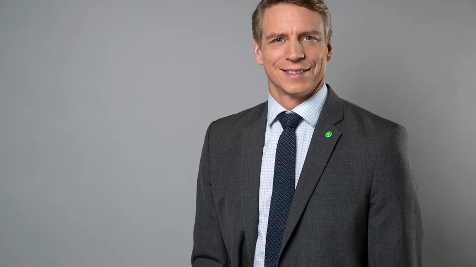 Bostadsminister Per Bolund konstaterar att Skellefteå och Växjö är förebilder i Sverige med sina träbyggnadstrategier.