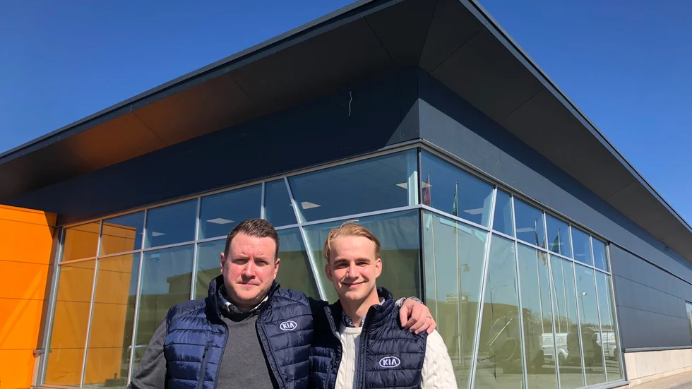 Upplands Bilforum flyttar till nya lokaler i Fyrislund, vilket gläder företagets vice vd Michael Rasi och Kia-ansvarige Erik Pettersson.
