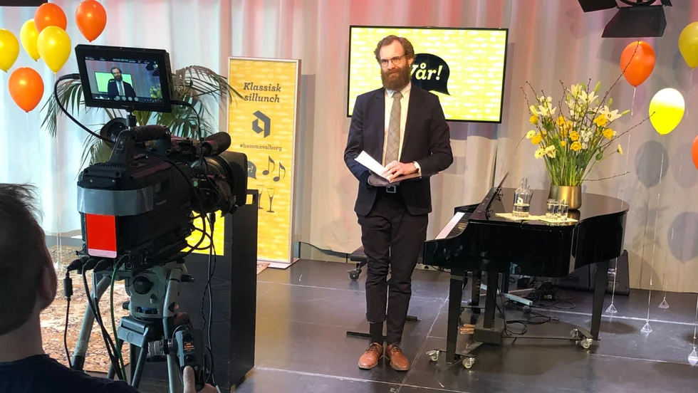 Sillunchsändningens konferencier Per Wickström under inspelningen på UKK.