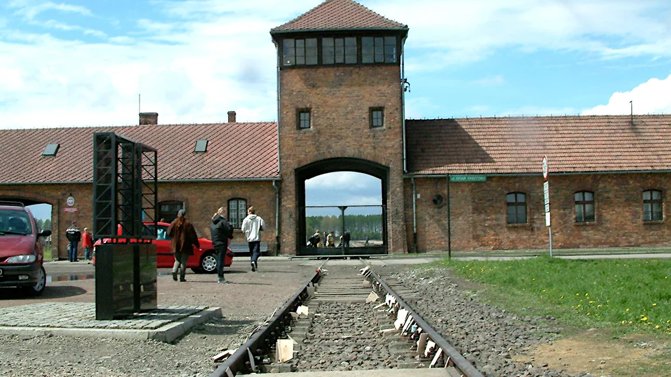 Att göra studiebesök på Auschwitz II Birkenau är ett sätt som skolor använder för att undervisa ungdomar om Förintelsen.
