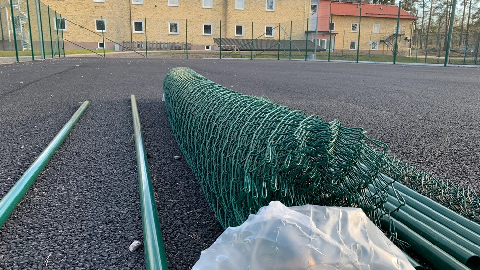 Arbetet med tennisbanan i Mörlunda har pausats. Kommunen ändrar inriktning - igen. Nu ska det bli en multiarena trots allt.