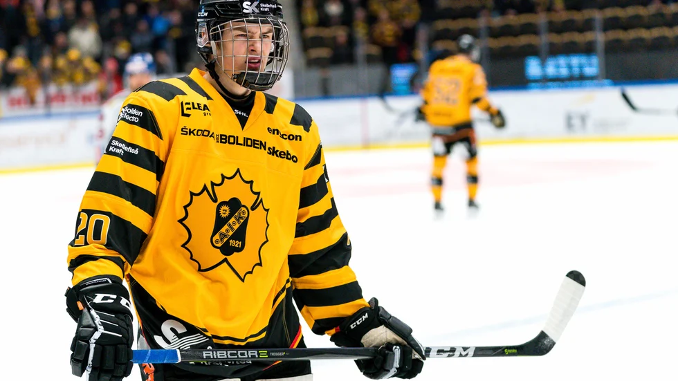 Simon Robertsson "dubbelregistreras" och kan gå mellan Skellefteå AIK och Piteå Hockey framöver.