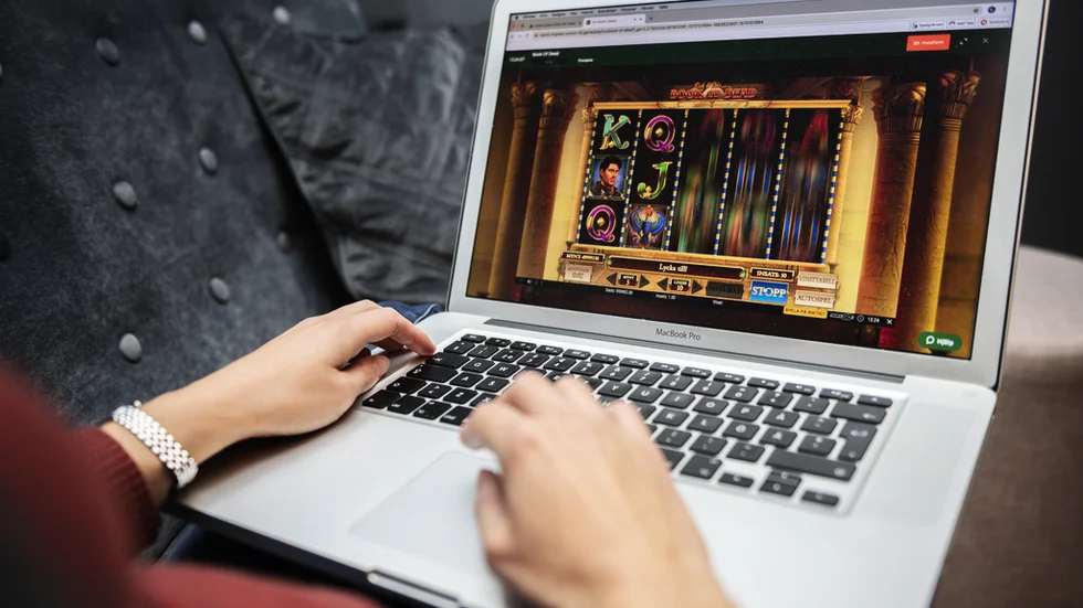 Den förre Vd:n berättade vid rättegången hur bolagets pengar – en miljon  kronor – spelades bort på online-casinon.