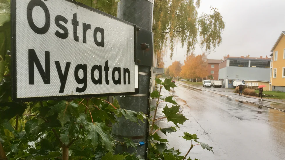 Personrpånet skedde vid 15-tiden den 17 september på Östra Nygatan i Skellefteå. Nu har två män åtalats.