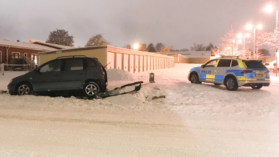 En bil fick sladd och körde ner i diket på Frögatan under söndagen. 