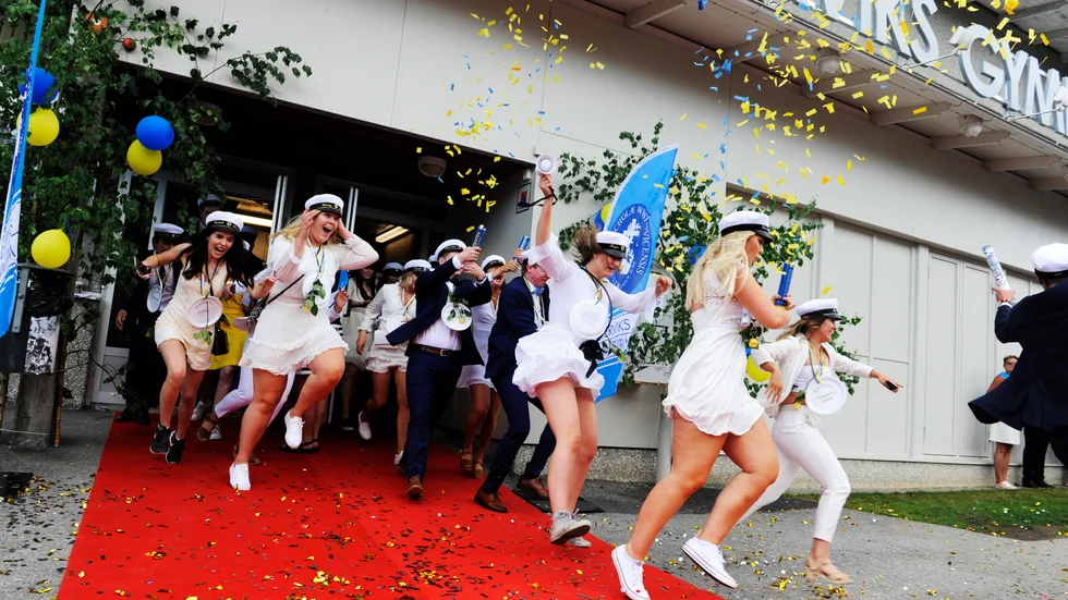 Så såg det ut 2019 när studenterna sprang ut på Västerviks gymnasium. Frågan är hur det blir i år.