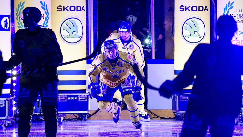 Arvid Lundberg föll i debuten men njöt när han åkte ut på isen iklädd landslagströjan. "En dröm jag haft länge", säger han. 