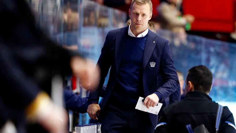  
Linköpings tränare Bert Robertsson höll en neutral min efter segern mot sitt gamla lag, under torsdagens ishockeymatch i SHL mellan Linköping HC och Skellefteå AIK.