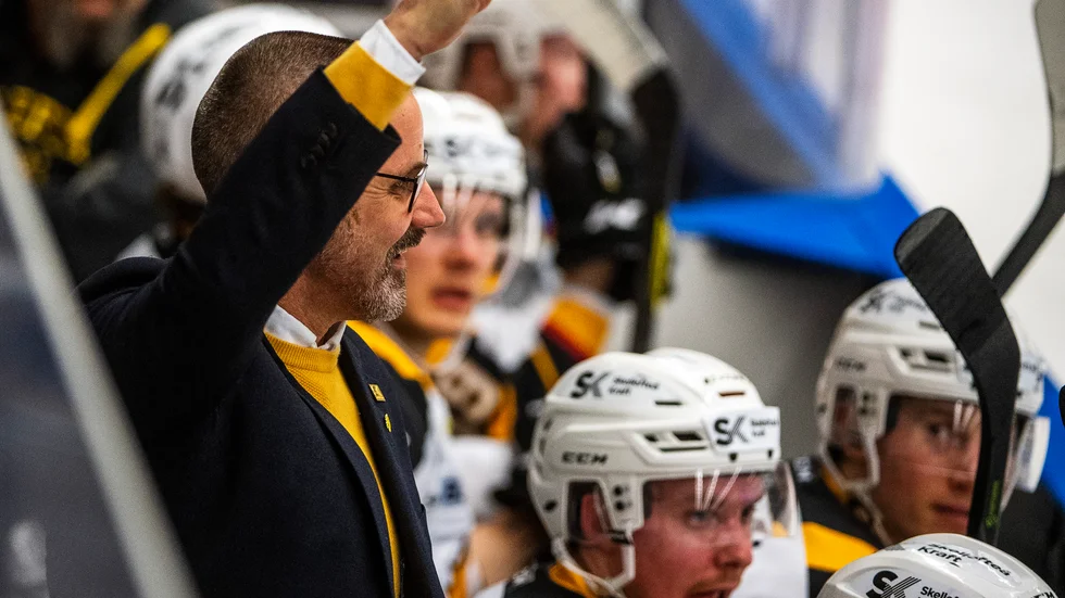 Tommy Samuelsson pekade med hela handen i AIK-båset under bortamatchen mot Brynäs. 