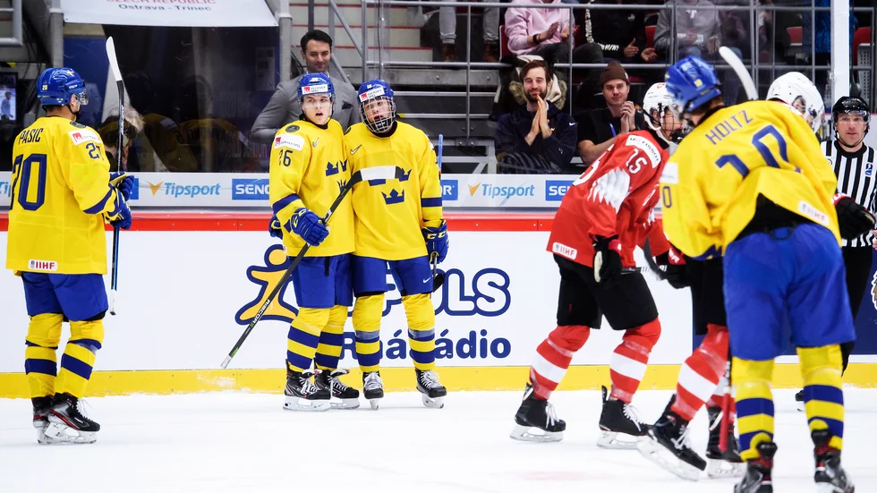 Jonatan Berggren firar 5–0-målet i 5–2-segern i lördags. Målet gjordes av gallerprydde Lucas Raymond. 