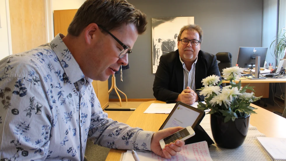 Kommunalrådet Joakim Magnusson (C), till vardags kalkylingenjör, räknar på vad höjd skattesats innebär för den enskilde kommuninvånaren och dennes plånbok. Thomas Lidberg (S) följer uträkningen. 
