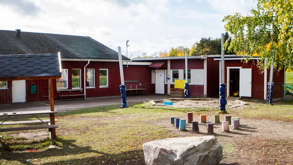 Fastigheten Tegelbacken, där både förskola och fritids i Harbo har verksamhet, kommer nu att rivas. Det efter att ohälsosamma ämnen uppmätts i luften, för andra gången på tre år.