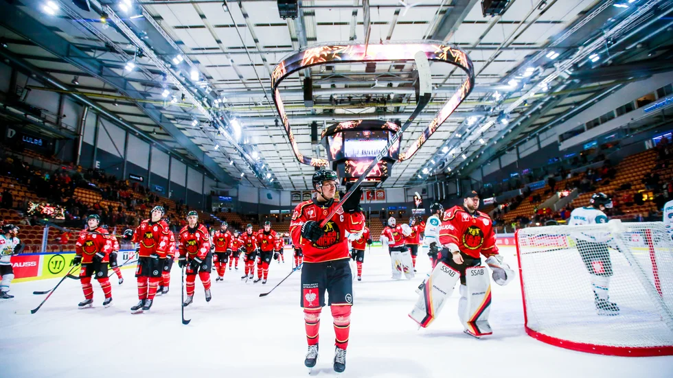 Luleå Hockey jublar efter att gruppsegern i CHL har säkrats.
