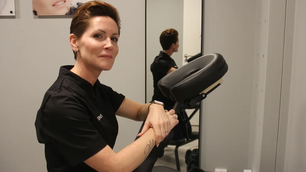 Petra Hedin har startat skönhetsstudio i nya Alsike. Hon tatuerar bland annat läppar, ögonbryn och illusionen av hår på kala manshuvuden.