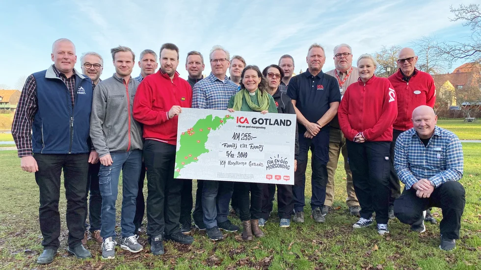 Ica-handlarna på Gotland har samlat in över 100000 kronor i välgörenhetsprojektet "Familj till familj". Pengarna överlämnades på torsdagen till Eva-Marie Kempi, diakon i Svenska kyrkan.