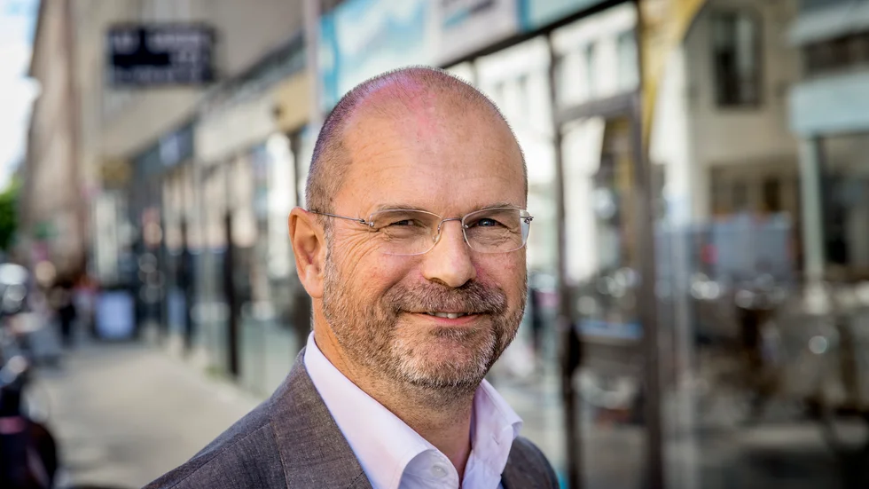 Erik Weiman (M) vill utreda orsaken till den akuta bristen på sjukvårdsmaterial. 