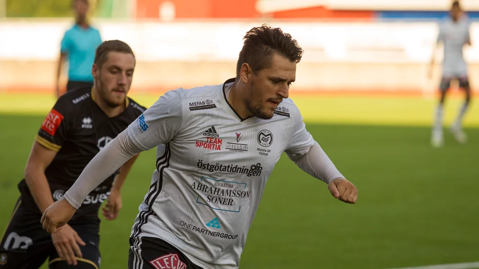 Ryggskadade mittfältaren Besart Kalludra tränar lätt på måndagen, men spelar troligen inte för Motala AIF i första mötet med Sollentuna hemma på onsdagen.
